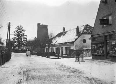 129800 Gezicht in de Molenweg te Bunnik, uit het noorden, met in het midden de huizen Molenweg 14-20 en links de romp ...